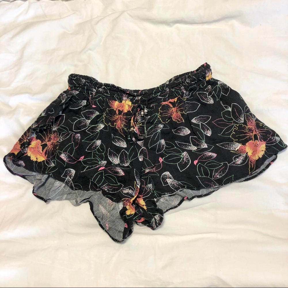 Kimchi Blue black floral mini shorts size medium